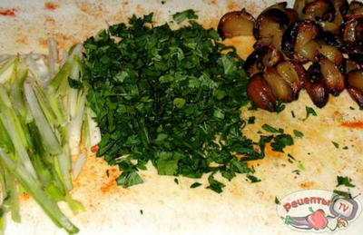 ����� � ������� �������� � ������ ����� (Funghi con aglio e cipolline)