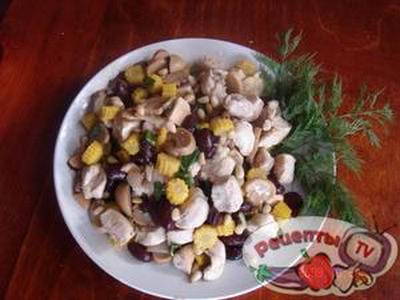 Горячий салат из курицы с грибами